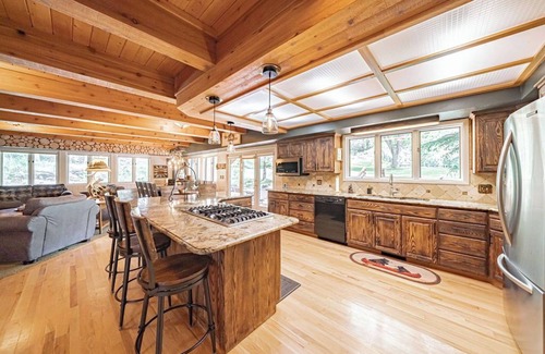 Bone Cabina | 7,000 SQ FT CABIN EN 36 ACRES CON SU PROPIO LAGO PRIVADO