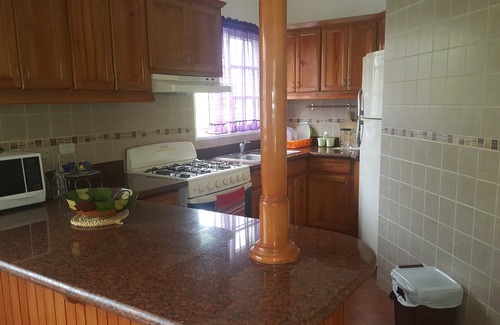 Urbanizacion Tavarez Casa | Villa de 7 BD para huéspedes en el centro de Sosua con piscina privada, cerca de la playa / clubes