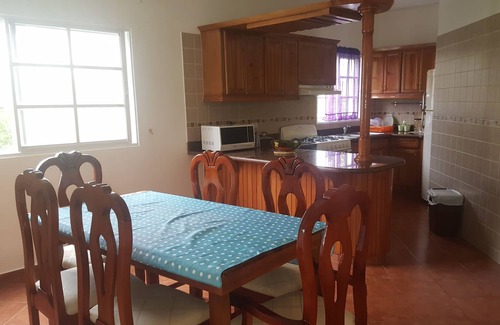 Urbanizacion Tavarez Casa | Villa de 7 BD para huéspedes en el centro de Sosua con piscina privada, cerca de la playa / clubes