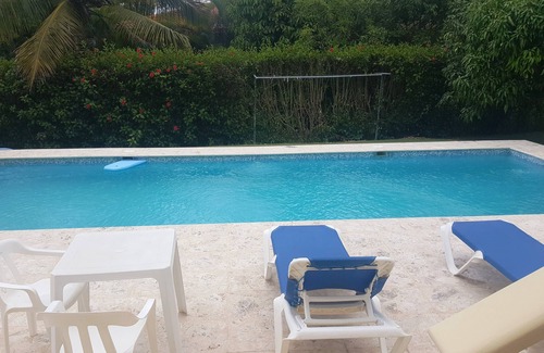 Urbanizacion Tavarez Casa | Villa de 7 BD para huéspedes en el centro de Sosua con piscina privada, cerca de la playa / clubes