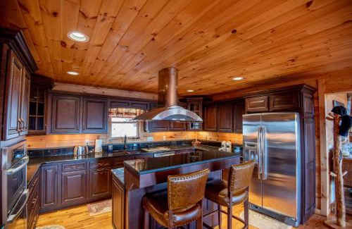 Grassy Creek Casa | 7 Bd Log Cabin Retreat- Game Rm, Hot Tub, Room for the Whole Family!