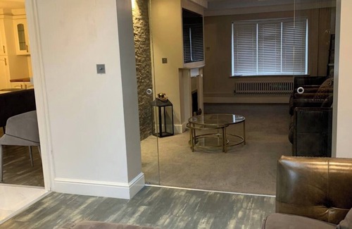 Grays Casa | 7 bed | 3 bath | M25 | Parking | Long term group bookings