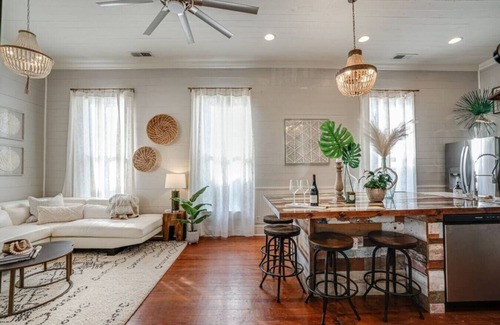 Eastside Promise Neighborhood Casa | 7 Bed Home Pool & Pool Table Mins to DT And Pearl