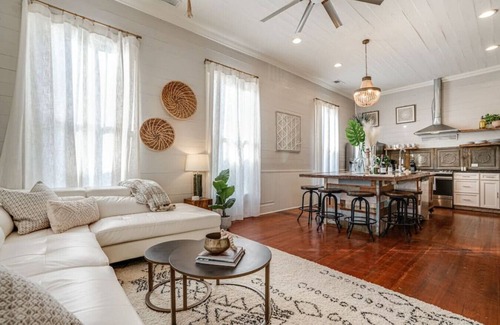 Eastside Promise Neighborhood Casa | 7 Bed Home Pool & Pool Table Mins to DT And Pearl