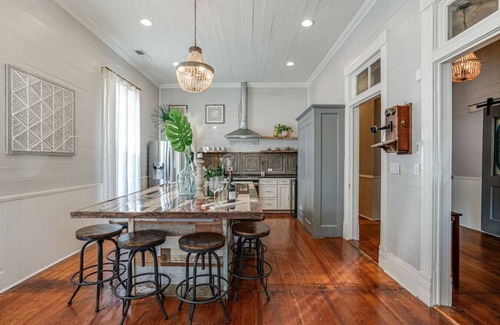 Eastside Promise Neighborhood Casa | 7 Bed Home Pool & Pool Table Mins to DT And Pearl