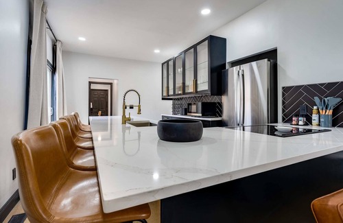 Weinland Park Casa | 7 Bed - Urban Hot Tub Oasis near OSU & Short North