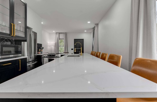 Weinland Park Casa | 7 Bed - Urban Hot Tub Oasis near OSU & Short North