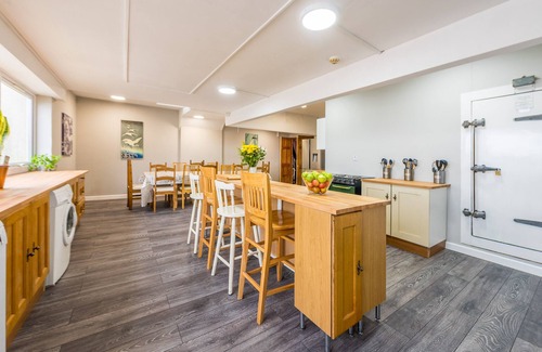 Christchurch Casa | 7 bedroom annexe to former farmhouse, family & pet friendly, with basement pub