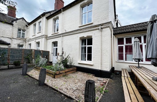 Christchurch Casa | 7 bedroom annexe to former farmhouse, family & pet friendly, with basement pub