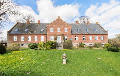 Ronde Casa | 7 Bedroom Awesome Home In Rønde
