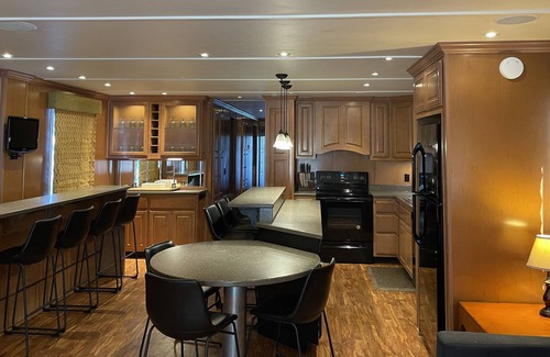 Royal Alquiler De Eote | 7 bedroom houseboat on Lake Ouachita!