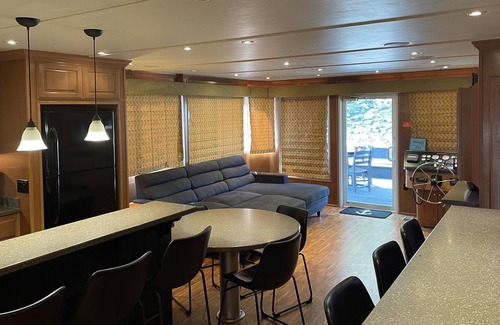 Royal Alquiler De Eote | 7 bedroom houseboat on Lake Ouachita!