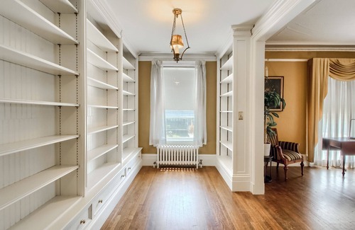 Waterbury Casa | 7 bedroom mansion with Elevator