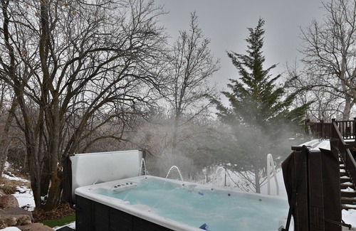 Highland Casa | 7-Bedroom Retreat - Giant Hot Tub, Gorgeous Mountain Views on 2 Acres!