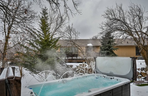 Highland Casa | 7-Bedroom Retreat - Giant Hot Tub, Gorgeous Mountain Views on 2 Acres!
