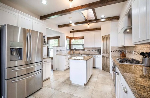 Austin Casa | 7 Bedroom | Sleep 26 | Pool | Hot Tub | Pool Table