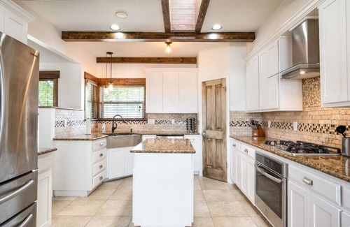 Austin Casa | 7 Bedroom | Sleep 26 | Pool | Hot Tub | Pool Table