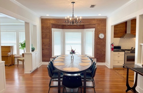 Midtown Casa | 7-bedroom vacation home just 4 minutes drive to River Walk