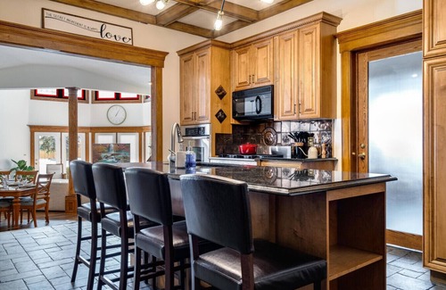 Leamington Casa | 7 Bedrooms, 5.5 Baths, Salt water pool, Hot Tub, Beach
