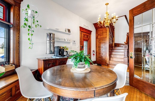 Leamington Casa | 7 Bedrooms, 5.5 Baths, Salt water pool, Hot Tub, Beach