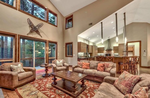 Y Area Casa | 7 bedrooms, 5.5 baths, jacuzzi, full-size bar, 4 miles to casinos, Heavenly ski