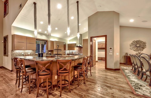 Y Area Casa | 7 bedrooms, 5.5 baths, jacuzzi, full-size bar, 4 miles to casinos, Heavenly ski