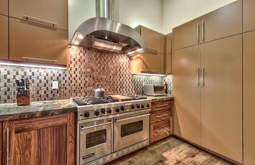 Y Area Casa | 7 bedrooms, 5.5 baths, jacuzzi, full-size bar, 4 miles to casinos, Heavenly ski