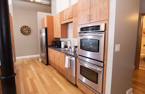Wholesale District Apartamento | 7 Beds off Georgia Street Near Convention Center