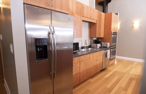 Wholesale District Apartamento | 7 Beds off Georgia Street Near Convention Center