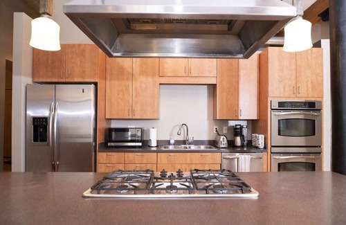 Wholesale District Apartamento | 7 Beds off Georgia Street Near Convention Center
