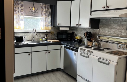 Margate City Casa | 7 blocks from the beach. Fenced in yard, pergola, grill, and more.