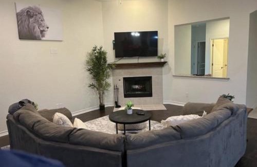 San Antonio Casa | 7-BR, H. Thea., near attrns -St2