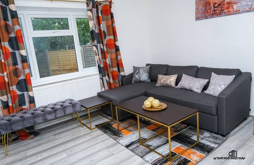 Walsall Casa | 7 Guests - 3 Bedrooms - Parking - Pet Friendly