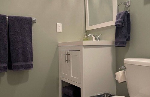 Two Harbors Apartamento | #7 King- View of Lake Superior, 2 minute walk to Burlington Bay!