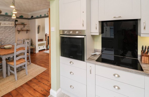 Hartlepool Cabaña | 7 MARINE DRIVE, pet friendly, character holiday cottage in Hartlepool