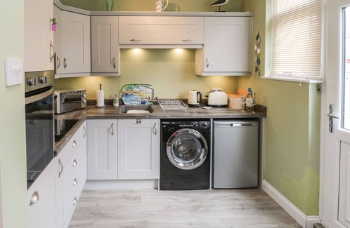 Hartlepool Cabaña | 7 MARINE DRIVE, pet friendly, character holiday cottage in Hartlepool