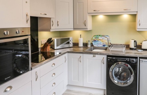 Hartlepool Cabaña | 7 MARINE DRIVE, pet friendly, character holiday cottage in Hartlepool