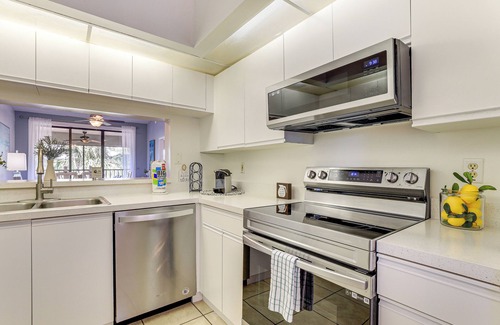 South Bradenton Condominio | 7 Mi to Beach: Condo w/ Pool Access in Bradenton!