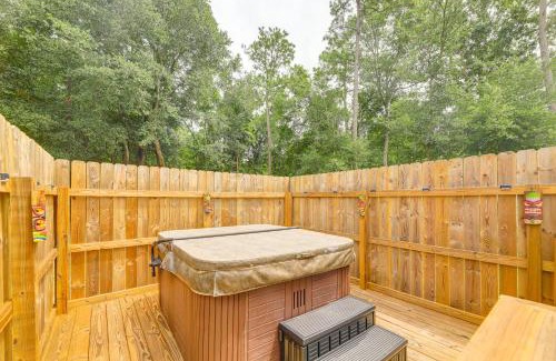 Sneads Ferry Casa | 7 Mi to Beach! Sneads Ferry Family Home with Hot Tub