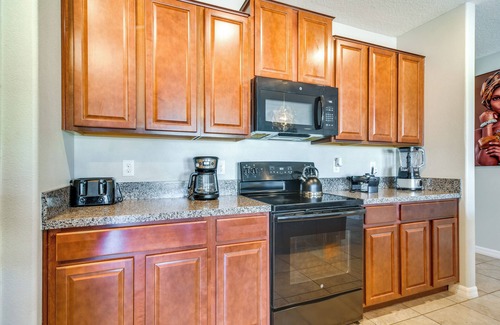 Sun City Center Casa | 7 Mi to Beach: Spacious Ruskin Home w/ Patio