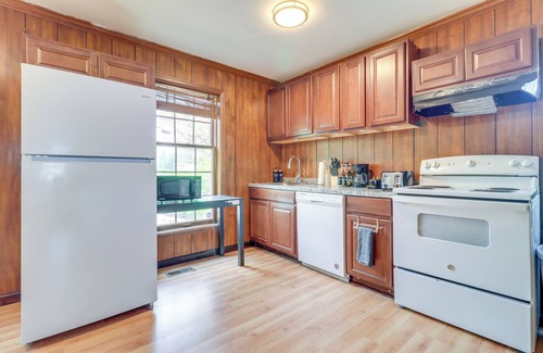 Bedford Apartamento | 7 Mi to Downtown Toledo: Pet-friendly Apartment