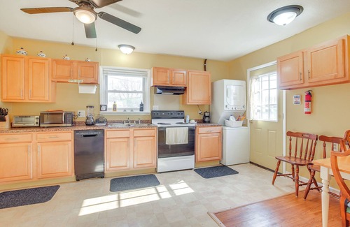 Kettering Casa | 7 Mi to Dtwn Dayton: Home in Kettering w/ Yard