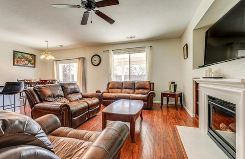 Roseville Casa | 7 Mi to Dtwn Home with Fenced Yard in Roseville!