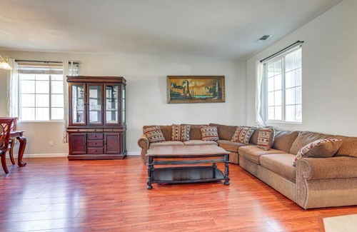 Roseville Casa | 7 Mi to Dtwn Home with Fenced Yard in Roseville!