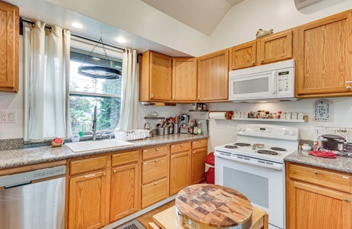 Cedar Mill Casa | 7 Mi to Dtwn Portland: Quiet Yet Central Home