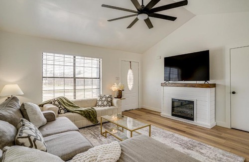 Bridgeport Casa | 7 Mi to Lake Bridgeport Home with Yard and Grill!