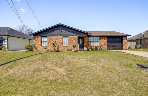 Bridgeport Casa | 7 Mi to Lake Bridgeport Home with Yard and Grill!