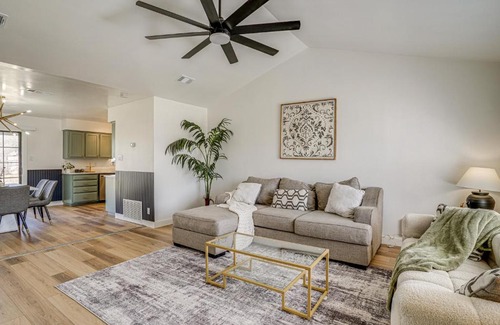 Bridgeport Casa | 7 Mi to Lake Bridgeport Home with Yard and Grill!