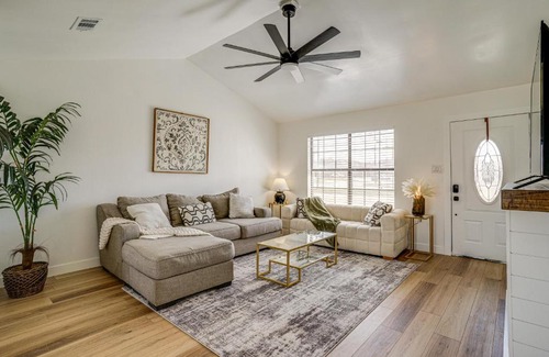 Bridgeport Casa | 7 Mi to Lake Bridgeport Home with Yard and Grill!