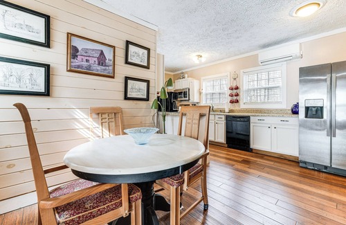Hayesville Cabina | 7 Mi to Lake Chatuge: Creekside Cabin w/ Decks!
